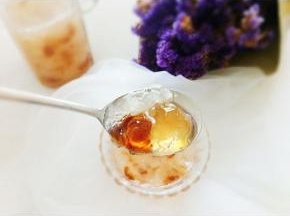 桃胶滑润，银耳软糯，汤汁清甜，喝一口想象自己在变美