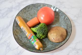 准备蔬菜、火腿肠