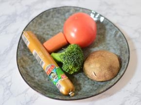 准备蔬菜、火腿肠