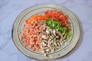 蔬菜、火腿肠切末