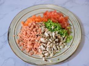 蔬菜、火腿肠切末