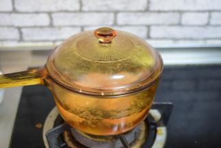 鸡蛋放足够的凉水，大火烧开，小火继续煮5分钟