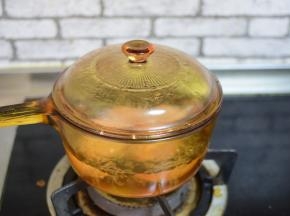 鸡蛋放足够的凉水，大火烧开，小火继续煮5分钟