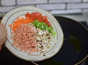 锅中油热，加菜末、火腿肠末炒两分钟