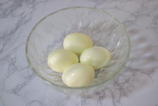 捞出用凉水冲凉，去皮备用