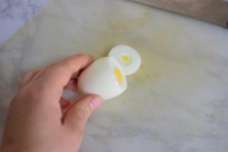 鸡蛋三七切开