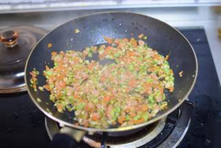 加两勺水，焖两分钟