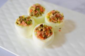 把菜末装入蛋清中