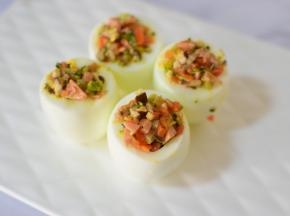 把菜末装入蛋清中