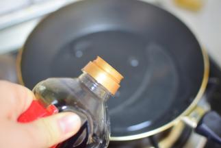 锅中加酱油