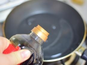 锅中加酱油
