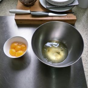 分离好蛋清蛋黄…