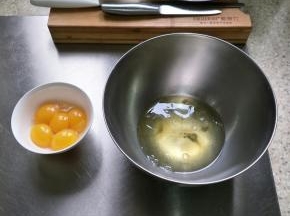 分离好蛋清蛋黄…