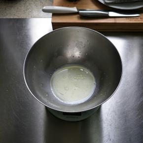 将料理盆置于厨房秤上，依次加入牛奶、油…