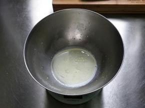将料理盆置于厨房秤上，依次加入牛奶、油…