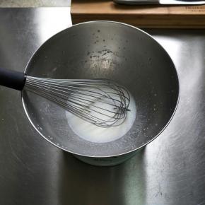 用手抽打至乳化状态…