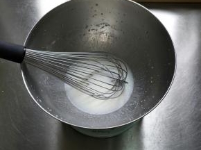 用手抽打至乳化状态…