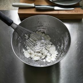 用手抽划“之”字拌匀至无干粉（不要害怕，就是这样干干的状态）…