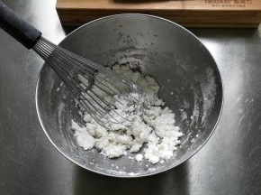用手抽划“之”字拌匀至无干粉（不要害怕，就是这样干干的状态）…