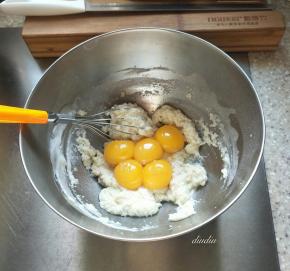 加入蛋黄（这部图忘拍了，用了原来的图）