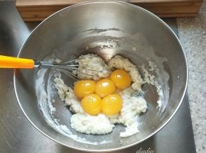 加入蛋黄（这部图忘拍了，用了原来的图）