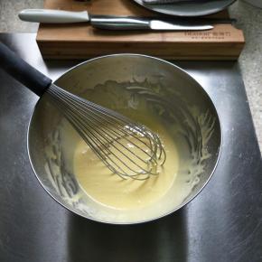 继续用手抽划“之”字拌匀，至细腻顺滑状…