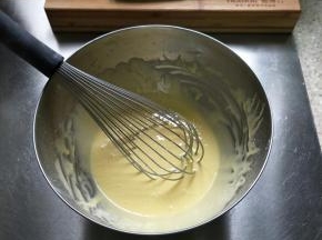 继续用手抽划“之”字拌匀，至细腻顺滑状…