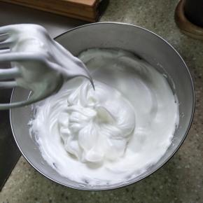 分三次将白砂糖加入蛋清中，高速开始打发，当出现鱼眼泡时加入第一次糖，继续打发至泡沫细腻、体积增大至两倍时加入第二次砂糖，打发至出现明显纹路时加入第三次砂糖，这时将打蛋器档位调至低挡，开始慢速整理蛋白霜，边打发边观察蛋白霜状态，提起打蛋头蛋白霜呈小弯勾状就可以了，（许多的戚风方子都要求是直立的小尖角状，我个人认为，中性稍干的蛋白霜做出来的戚风口感更细腻柔润）打发蛋白霜一定要全方位，角角落落不要落下，这样打发出的蛋白霜细腻有光泽、稳定不容易消泡…（这时可以上下火180度预热烤箱）