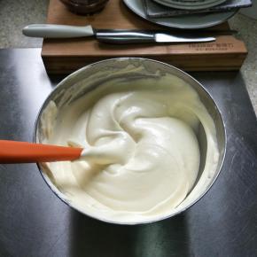 最后用硅胶铲切拌、翻拌均匀…