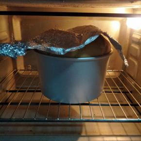 送入预热好的烤箱中，中下层，上下火170度，45分钟开始烤制，20分钟左右，戚风爬到最高出，观察顶部上色情况，满意及时加盖锡纸…