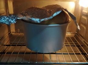 送入预热好的烤箱中，中下层，上下火170度，45分钟开始烤制，20分钟左右，戚风爬到最高出，观察顶部上色情况，满意及时加盖锡纸…