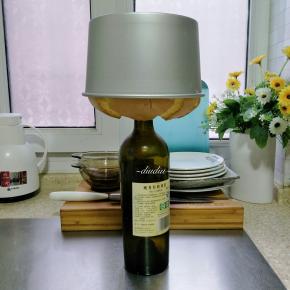 将模具倒扣于酒瓶之上开始冷却…