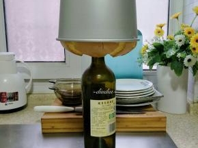 将模具倒扣于酒瓶之上开始冷却…