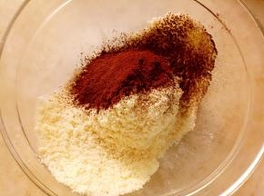 把材料A中的杏仁粉、可可粉和糖粉过筛混合均匀。