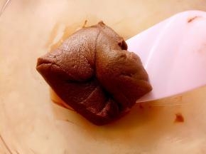 再把材料A中的蛋清加入翻拌均匀，盖上保鲜膜备用。
