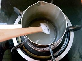 材料C中的清水和细砂糖倒入小锅中小火加热至116度（制作时的湿度低于75%，所以糖浆不要超过116度）。