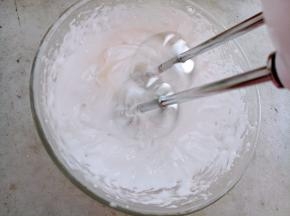 待糖水达到116度时关火，慢慢的倒入蛋清中，边倒边用打蛋器搅打。混合均匀后再打2分钟左右，提起打蛋头成尖角状。