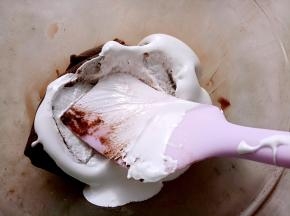 取三分之一的蛋白糊与之前的材料A混合，用力压拌混合均匀。