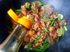 加入适量生抽和醋翻炒均匀。