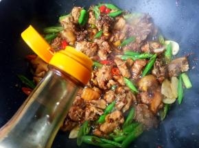 加入适量生抽和醋翻炒均匀。