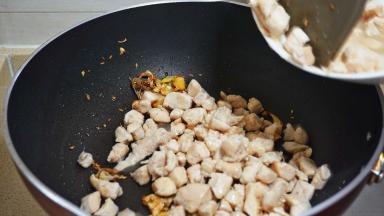 鸡肉丁回锅煸炒。