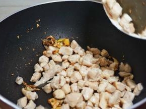 鸡肉丁回锅煸炒。
