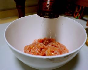 磨入细海盐，抓匀。