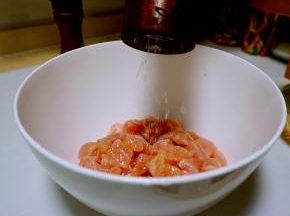 磨入细海盐，抓匀。