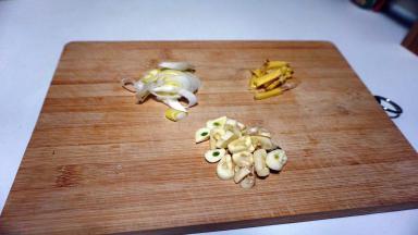 准备好葱姜蒜。