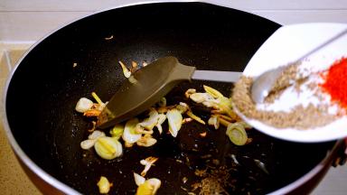 另起油锅，爆香葱姜蒜，下入孜然煸炒出香味。