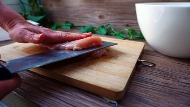 鸡胸肉先从最后的部分从中间横切一刀