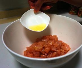 加入蛋清，抓匀。