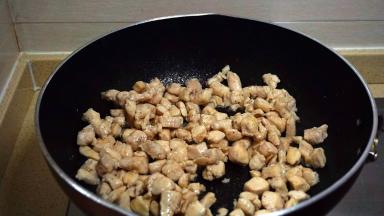 炒至鸡丁变白盛出。