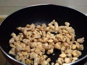 炒至鸡丁变白盛出。